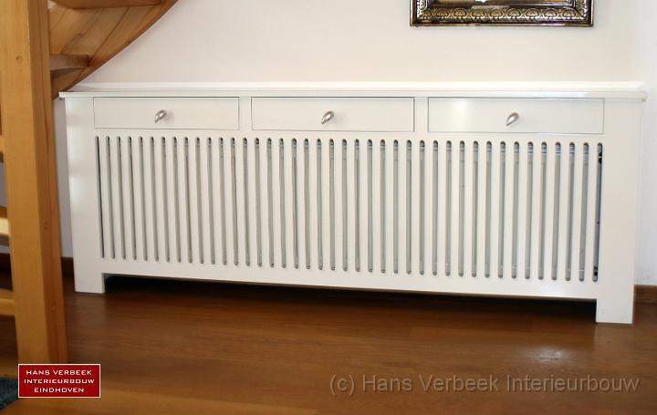 009 radiatorombouw met 3 warme sjaal- en handschoenladen.jpg